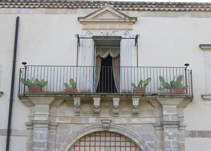 אתר נופש Castello Camemi 5*